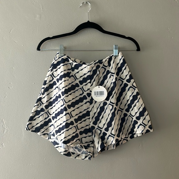 VRG GRL linen shorts - Picture 1 of 3